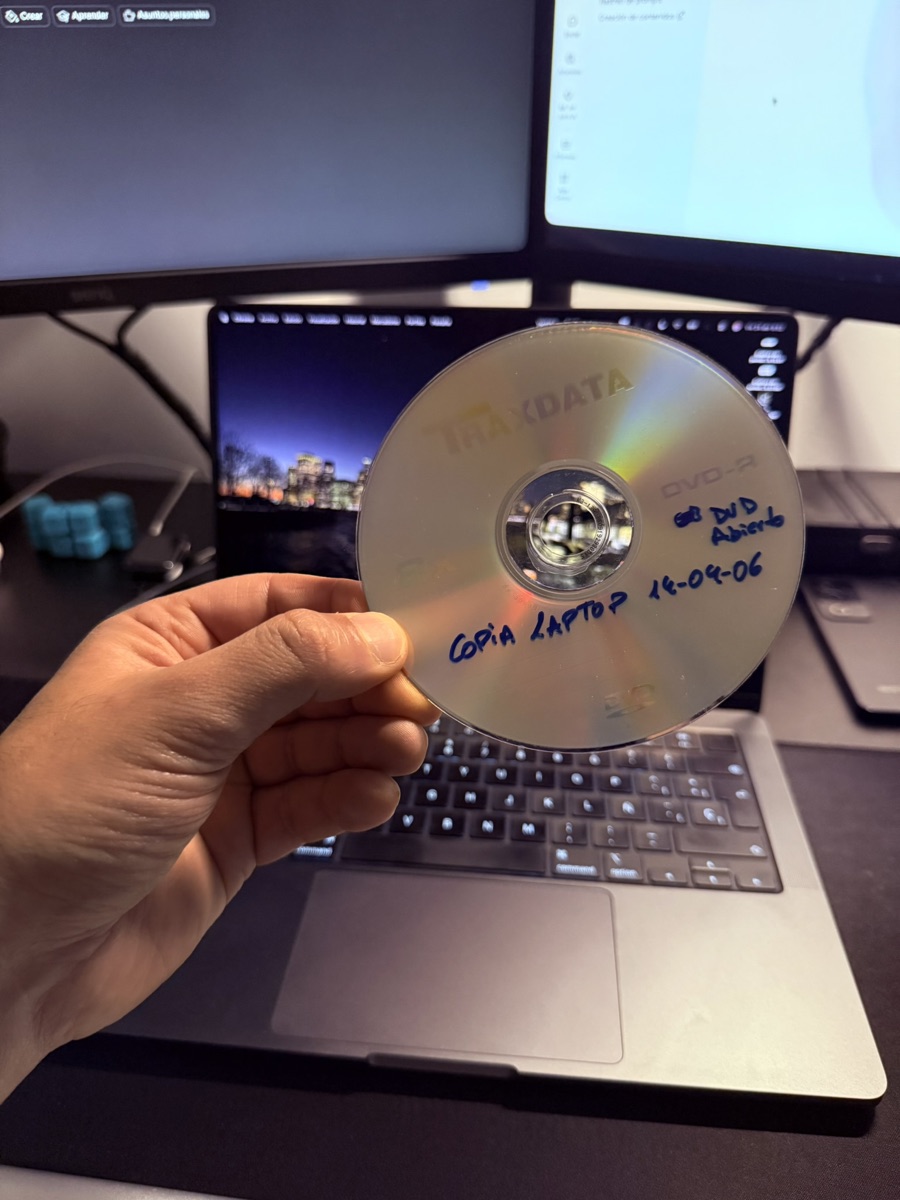 Un DVD con la etiqueta «copia laptop 14-04-06» delante de un portátil