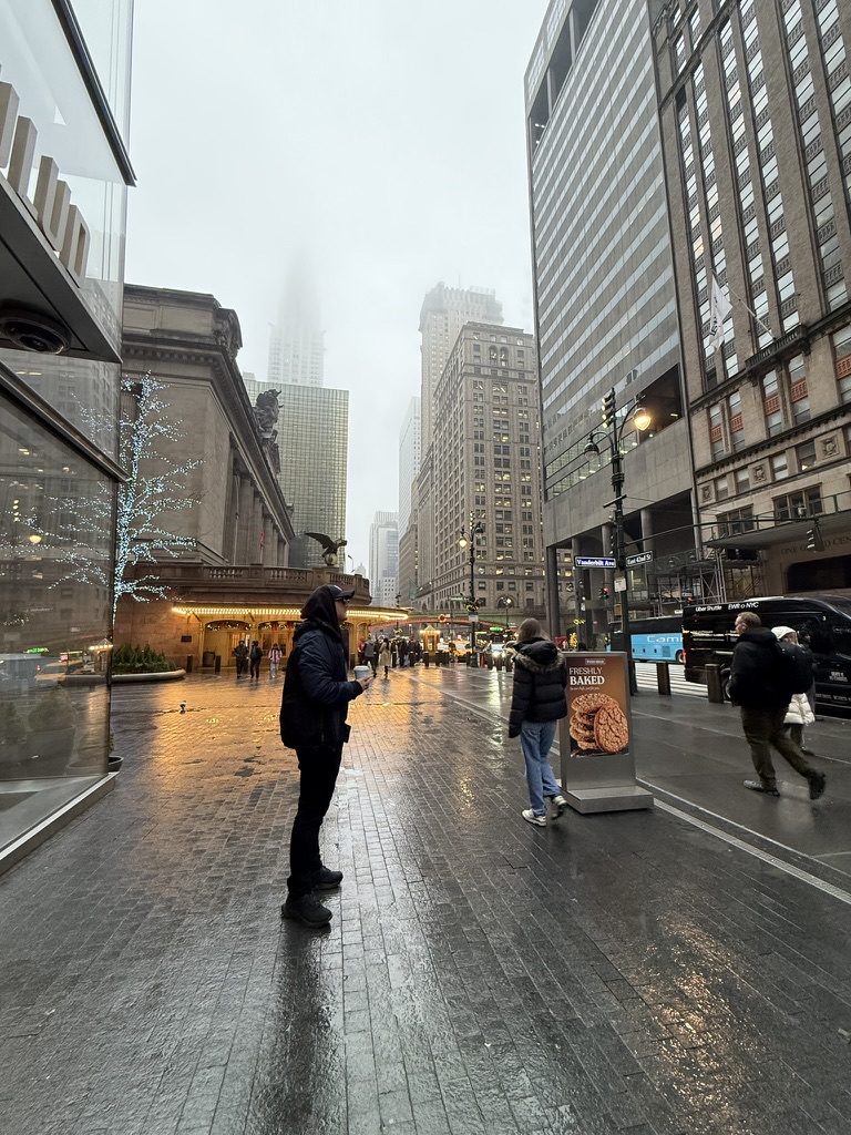 Paulo Breogán con un café en una calle de Nueva York